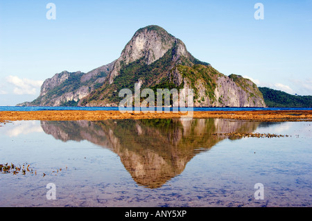 Philippinen, Palawan Provinz El Nido, Bacuit Bay. Cadlao Insel im Wasser bei Ebbe widerspiegelt. Stockfoto