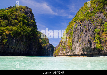 Philippinen, Palawan Provinz El Nido, Bacuit Bay. Miniloc Island - grosse Lagune - Kalksteinformationen. Stockfoto