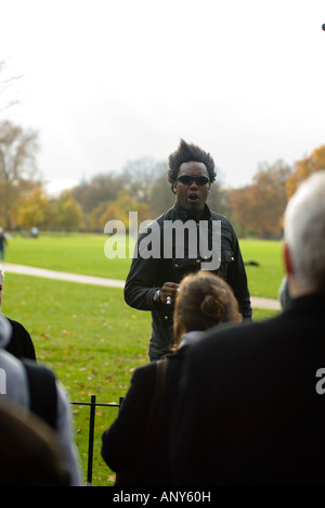 Speakers Corner schwarz Mann sprechen Sie mit Menschen mit einer seltsamen Frisur in einer Debatte in London Stockfoto