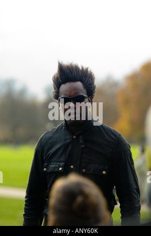 Speakers Corner schwarz Mann sprechen für die Öffentlichkeit mit einer seltsamen Frisur in einer Debatte in London Stockfoto