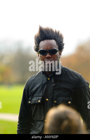 Speakers Corner schwarz Mann sprechen Sie mit Menschen mit einer seltsamen Frisur in einer Debatte in London Stockfoto