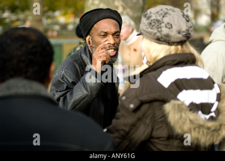 Speakers Corner schwarz Mann sprechen einen blondes Mädchen Punkt den Finger ihr in London Stockfoto