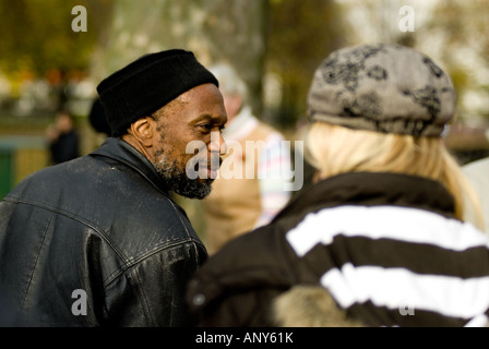 Speakers Corner schwarz Mann sprechen für die Öffentlichkeit in der Nähe ein blondes Mädchen in London Stockfoto