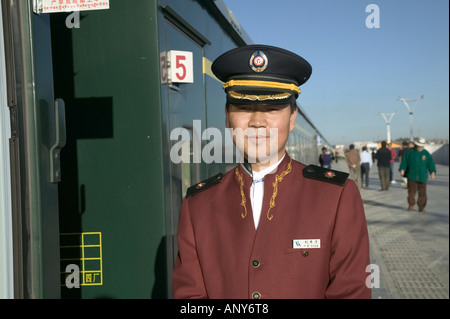 Steward begrüßt Passagiere an Bord Qingzang/Qinghai-Xizang Zug, die weltweit höchste Eisenbahn, Tibet Stockfoto