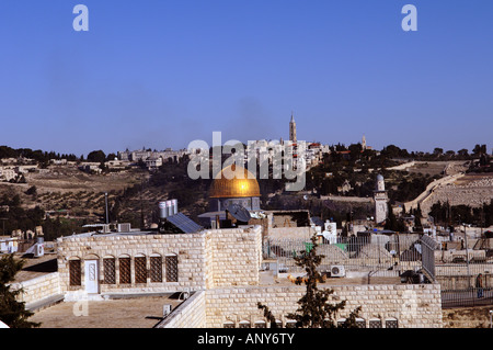 Mt der Oliven und der Dom des Felsens von einem Dach in der Altstadt von Jerusalem aus gesehen Stockfoto