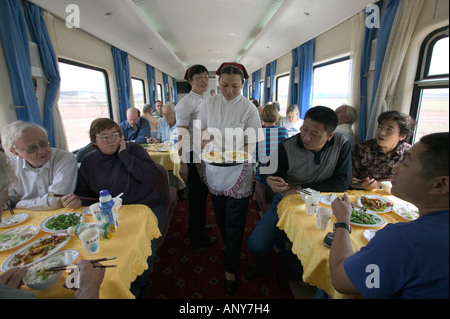 Passagiere im Speisewagen, Qingzang/Qinghai-Xizang trainieren, die weltweit höchste Eisenbahn, Tibet Stockfoto