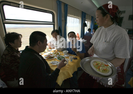 Passagiere im Speisewagen, Qingzang/Qinghai-Xizang trainieren, die weltweit höchste Eisenbahn, Tibet. Stockfoto