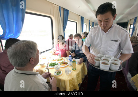 Passagiere im Speisewagen, Qingzang/Qinghai-Xizang trainieren, die weltweit höchste Eisenbahn, Tibet. Stockfoto