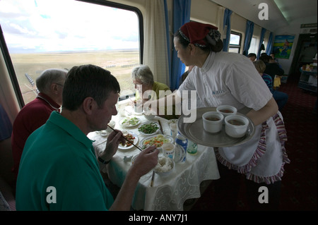 Passagiere im Speisewagen, Qingzang/Qinghai-Xizang trainieren, die weltweit höchste Eisenbahn, Tibet. Stockfoto