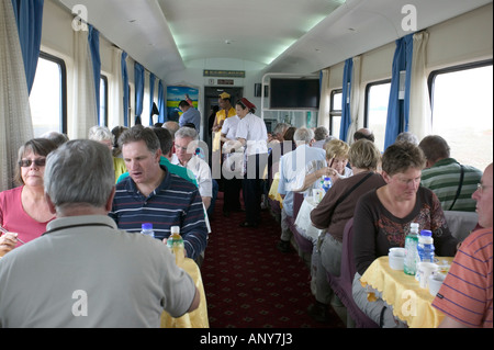 Passagiere im Speisewagen, Qingzang/Qinghai-Xizang trainieren, die weltweit höchste Eisenbahn, Tibet. Stockfoto