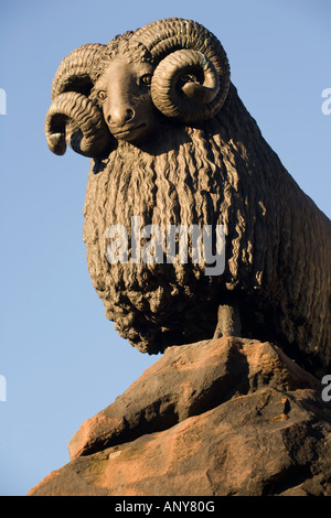 Bronze-Denkmal eines Widders auf Moffat High Street eine Erinnerung an Moffats Schafe und Wolle Handel der letzten Annandale Dumfries und Gal Stockfoto