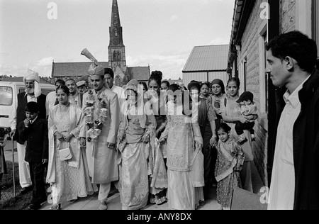 Die Braut und der Bräutigam vorzubereiten, um die Hochzeitsgesellschaft zu gehen. Manningham, Bradford, Yorkshire, Großbritannien Stockfoto