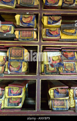 Silken Kisten mit alten buddhistischen Mantren Ganden Kloster Tibet China Stockfoto