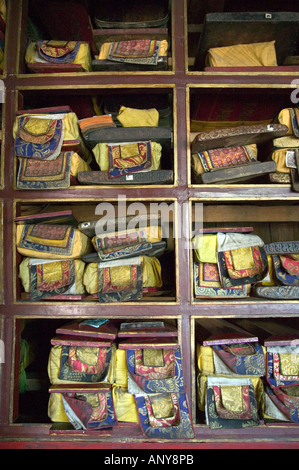 Silken Boxen mit uralten buddhistischen Mantras, Kloster Ganden, Tibet, China Stockfoto