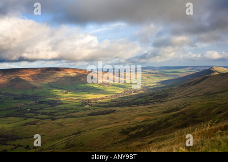 Blick über das Tal der Edale vom Rushup Rand im Peak District Stockfoto