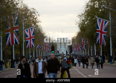 Buckingham Palace Heraldik Royal britischen Flaggen im Einklang mit Passanten royal Garten Buckingham Palast in London Stockfoto