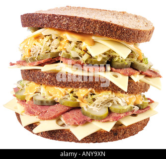 KLASSISCHE REUBEN SANDWICH AUSSCHNEIDEN Stockfoto