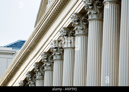 Buckingham Palace Heraldik Royal Palast Spalten Hauptstädte in Linie königlichen Garten Buckingham Palast London Stockfoto