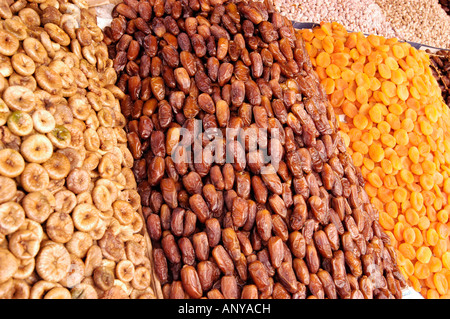 GETROCKNETES OBST AM MARKTSTAND Stockfoto