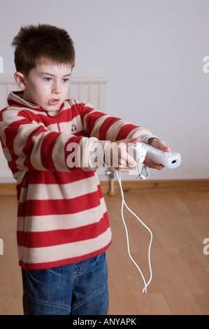 Junge mit Nintendo Wii spielen Stockfoto