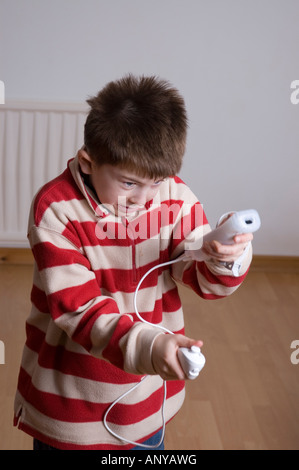 Junge mit Nintendo Wii spielen Stockfoto