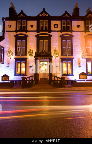 Saisonale Weihnachtsbeleuchtung auf in der Nacht auf der Außenseite des Buccleuch Arms Hotel auf Moffat High Street Scotland UK Stockfoto