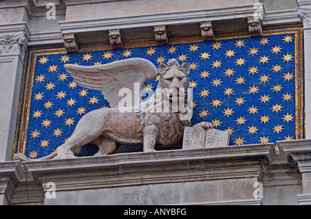 Löwenstatue Feature am Dogenpalast, Markusplatz entfernt, Venedig, Italien Stockfoto
