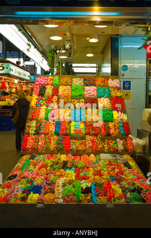 Süßigkeiten-Stand auf La Boqueria-Markt in Barcelona-Katalonien-Spanien-EU Stockfoto