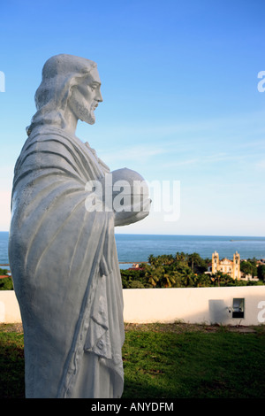 Sankt-Peter-Statue in der Igreja tun Alto da Se mit Olinda in Thze Hintergrund in der Nähe von Recife Pernambuco Zustand Brasilien Stockfoto