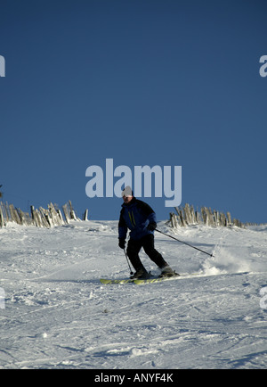 Einsame männliche Skifahrer Cairngorms National Park, Glenshee, Perthshire und Aberdeenshire, Schottland, Großbritannien, Europa Stockfoto