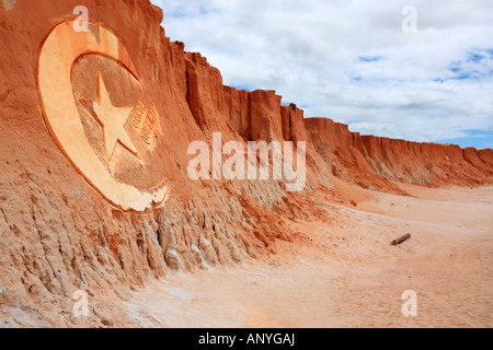 Carving-Zeichen im roten Strand Canoa Quebrada in Ceara Brasilien Stockfoto