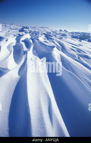 Nordamerika, Kanada, Manitoba, Churchill. Arktische Landschaft - Frozen Churchill River und Wind geformten Eis und Schnee Stockfoto