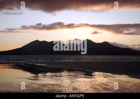 Sonnenuntergang über der Insel Rum, gesehen vom Laig Bay, Insel Eigg, Schottland Stockfoto