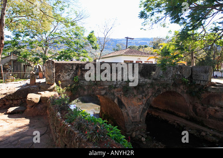 alte Steinbrücke im typischen Dorf von Tiradente in Minas Gerais Zustand in Brasilien Stockfoto