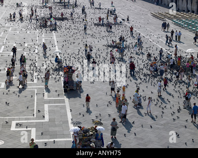 Tauben und Menschen in Markusplatz in Venedig Italien Stockfoto