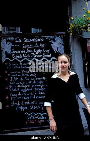 Nordamerika, Kanada, Quebec, Montreal. Die Altstadt von Montreal, Kellnerin vor restaurant Stockfoto
