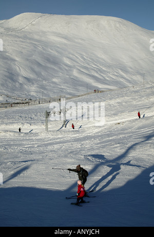 Skifahrer, Cairngorms National Park, Glenshee, Perthshire und Aberdeenshire, Schottland, Großbritannien, Europa Stockfoto