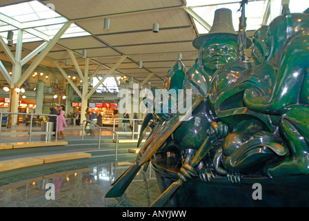 Den Geist der Haida Gwaii, das Jade Kanu von Bill Reid, Cast Bronze, 1994 Flughafen Vancouver British Columbia BC Kanada Stockfoto