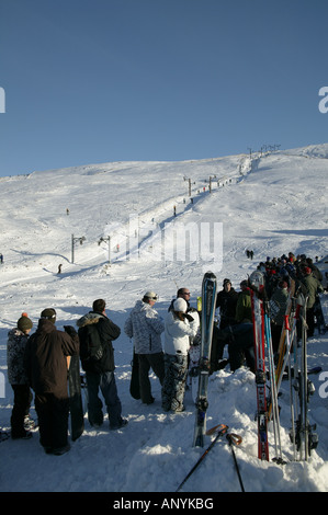 Skifahrer und Snowboarder Queuing für Sessellift, Cairngorms National Park, Glenshee, Perthshire und Aberdeenshire, Schottland Stockfoto