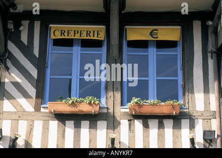 Europa, Frankreich, Normandie, Honfleur. Creperie in beliebte Innenhafen Bereich. Stockfoto