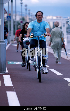 Leute Reiten ihre Fahrräder auf dem Bike trail entlang der Promenade des Anglais.  Nizza, Frankreich Stockfoto