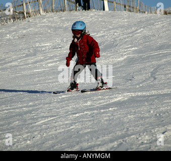 Junge einsame weibliche Skifahren, Cairngorms National Park, Glenshee, Perthshire und Aberdeenshire, Schottland, Großbritannien, Europa Stockfoto