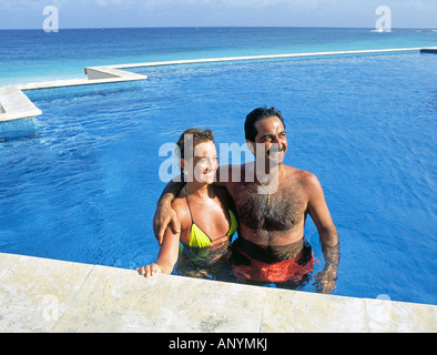 Jungen mexikanischen Liebhaber in ein Meer-Hotel-Pool auf der Insel Cancun, Cancun, Mexiko. Stockfoto
