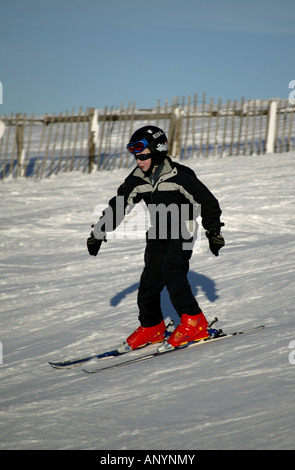 Junge einsame Männliche Skifahren, Cairngorms National Park, Glenshee, Perthshire und Aberdeenshire, Schottland, Großbritannien, Europa Stockfoto