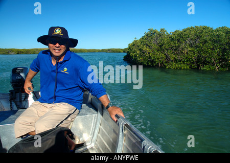 Meereswissenschaftliche Forschungswissenschaftler Kevin Bancroft in Mangroven gesäumt Bach auf Hermite Island, Montebello-Inseln, Pilbara Stockfoto