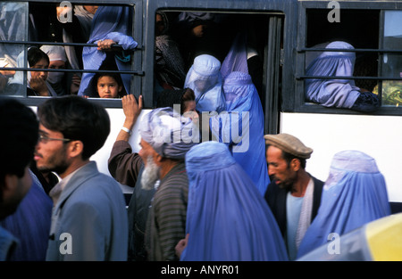 Kabul-Frauen in Burka auf dem bus Stockfoto