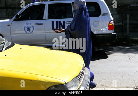 Kabul eine Frau in Burka Betteln auf der Straße Stockfoto