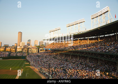 ILLINOIS-Chicago-Menge im oberen und unteren Decks im Wrigley Field Nacht Spiel Stadion für professionellen Baseballteams Chicago Cubs Stockfoto