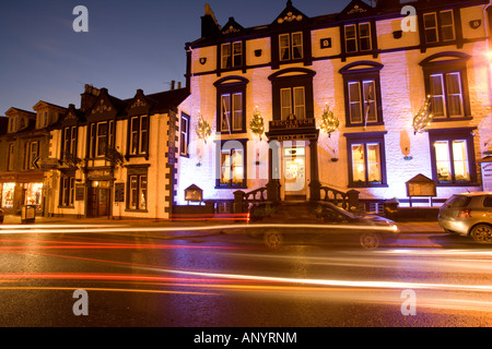 Saisonale Weihnachtsbeleuchtung auf in der Nacht auf der Außenseite des Buccleuch Arms Hotel auf Moffat High Street Scotland UK Stockfoto