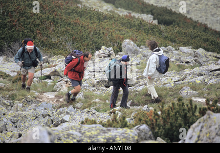 Gruppe von Menschen zu Fuß auf Bezbog Gebiet Nationalpark Pirin Bulgarien Stockfoto
